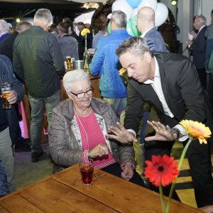Goochelaar Magic-e laat betoverende indruk achter op feest bij Vos