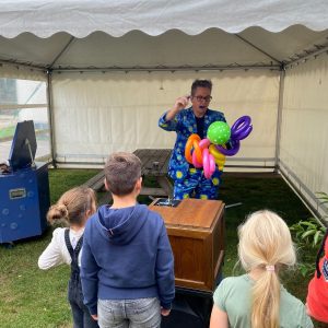Magic-e balloon arch
